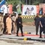 झांसी पहुंचे सीएम: हेलीकॉप्टर ने किया लैंड, काफिले के साथ भानी देवी स्कूल के लिए हुए रवाना