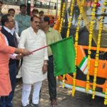 Jhansi: बिना हाई सिक्योरिटी नंबर प्लेट की जनरथ बस को विधायक ने दिखाई हरी झंडी, झांसी से लखनऊ के बीच चलेगी