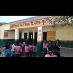 Jalaun News: प्राथमिक विद्यालय में शिक्षक नदारद, बच्चों ने खुद की प्रार्थना