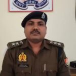 झांसी: फिल्मी अंदाज में हुए अपहरण का खुलासा, कार समेत चार गिरफ्तार, मामले की जानकारी देते सीओ लक्ष्मीकांत गौतम