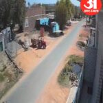 Video: झांसी में आमने-सामने टकराई कार, अगले हिस्से के उड़ गए परखच्चे, एयरबैग खुलने से बची जान