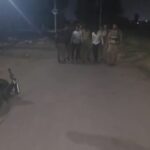 झांसी की कोतवाली पुलिस ने मुठभेड़ में पकड़े दो शातिर चोर, जानकारी देते सीओ लक्ष्मीकांत गौतम