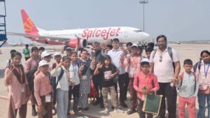 Jalaun News: जागृति और अंचित ने हवाई यात्रा कर विज्ञान व इतिहास को समझा