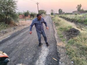 Jalaun News: सड़क निर्माण को मानकविहीन बता ग्रामीणों ने रुकवाया काम