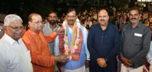 Lucknow News: गीतों पर खेली फूलों की होली