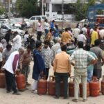 सिलिंडर की कालाबाजारी:अधिकारियों ने 25 जगह मारे छापे, कार्रवाई सिर्फ एक पर – Cylinder Black Marketing: Officials Raided 25 Locations, But Took Action Against Only One.