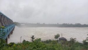 Jhansi:चार दशक बाद माताटीला बांध की बंद ‘सांसें’ खोलने की तैयारी, 50 फीट गहराई में लगाए जा रहे चार स्लूस – Jhansi: After Four Decades, Preparations Are Underway To Open The Matatila Dam