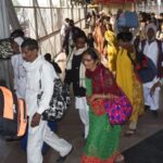 Lucknow News: ट्रेनों ने किया मायूस, विमानों के सस्ते टिकटों से यात्रियों ने भरी उड़ान