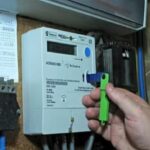 Jhansi:स्मार्ट मीटर का बैलेंस खत्म, हजारों घरों में छाया अंधेरा, घंटों लग गए आपूर्ति बहाल करने में – Jhansi: Over 3,000 Consumers Lost Power After Their Smart Meters Reached Zero Balance