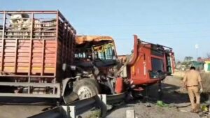 Jhansi:हाइवे पर तीन वाहन टकराने से 13 लोग घायल, झपकी लगने से तेज रफ्तार ट्रक डिवाइडर फांदकर बस से टकराया – Jhansi: 13 People Injured After Three Vehicles Collided On The Highway