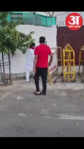 लखनऊ: अखिलेश यादव की दिवंगत मां की टिप्पणी से आहत हुए सपाई, मेयर के गेट पर हुई नारेबाजी