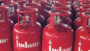 झांसी:महकमे की सुस्ती के चलते शादी की तैयारी छोड़ सिलिंडर के लिए काट रहे चक्कर, सात दिन की प्रक्रिया बनी बाधा – Jhansi: Leaving Wedding Preparations, People Are Making Rounds For Cylinders.