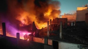 Jhansi:गोदाम में लगी भीषण आग, दूर तक छाया काला धुआं, दमकल विभाग ने कड़ी मशक्कत से पाया काबू – Jhansi: A Massive Fire Broke Out In A Warehouse, Black Smoke Spread Far And Wide