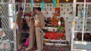 Jhansi:मंदिर से दानपेटी व चांदी मुकुट के साथ तांबे का नाग ले गए चोर, सीसीटीवी फुटेज खंगालने में जुटी पुलिस – Jhansi: Thieves Stole A Copper Snake Along With A Donation Box And A Silver Crown From The Temple