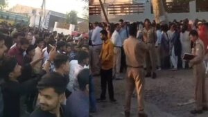 UP News: वेतन वृद्धि के लिए नोएडा में मजदूरों के प्रदर्शन की आंच राजधानी तक पहुंची, कर्मियों ने किया हंगामा