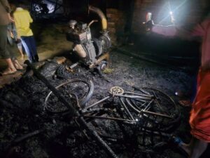 सीतापुर:खाना बनाते समय घर में लगी आग, मां-बेटी की जलकर दर्दनाक मौत; सटे हुए 14 घरों में भी पहुंची आग – Sitapur: A Fire Broke Out In A House While Cooking, Killing A Mother And Daughter; The Fire Also Spread To 14