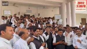 साथियों संग हुई मारपीट के विरोध में उतरे अधिवक्ता, कलेक्ट्रेट में प्रदर्शन कर जिलाधिकारी को दिया ज्ञापन – Lawyers Protested Against The Assault On Their Colleagues, Demonstrated At The Collectorate And Submitted A Memorandum To The District Magistrate.