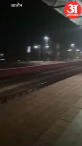 उरई:तेज आंधी-पानी से रेलवे संचालन ठप, प्लेटफार्म की कैंटीन का स्ट्रक्चर मेन लाइन पर गिरा – Orai Railway Operations Halted Due To Severe Storm And Rain Platform Canteen Structure Collapses On Main Line