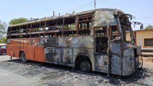 Jhansi:कानपुर से इंदौर जा रही बस बनी आग का गोला, खिड़कियां तोड़कर बाहर कूदे यात्रियों ने बचाई अपनी जान – Jhansi: A Bus Going From Kanpur To Indore Turned Into A Ball Of Fire