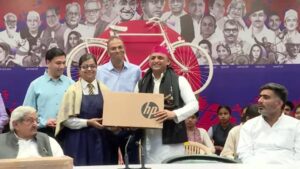 Up Politics News:अखिलेश यादव ने मेधावी छात्र-छात्राओं को किया सम्मानित, अपने अपने जिले में किया टॉप – Akhilesh Yadav Honored Meritorious Girl Students Who Topped In Their Respective Districts