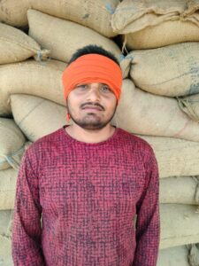 Jalaun News: हाड़ताेड़ मेहनत के बाद गेहूं बेचने के लिए धूप में तप रहे किसान