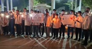 Jalaun News: जूनियर डॉक्टरों ने कैंडल मार्च निकाला… ठप की ओपीडी