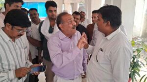 Jhansi:खनिज परिवहन शुल्क बढ़ने से भड़के कारोबारी, जिला पंचायत कार्यालय में किया हंगामा – Jhansi: Traders Enraged By The Increase In Mineral Transportation Charges
