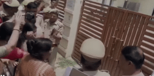Orai:सपा सांसद के दफ्तर पर भाजपा महिला मोर्चा का प्रदर्शन, पुलिस के सामने फोड़ीं मटकियां; फाड़े पोस्टर – Bjp Mahila Morcha Protests Outside Sp Mp Narayan Das Ahirwar Office In Orai
