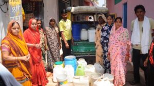 Jhansi:करोड़ों खर्च होने के बाद भी रात में जागकर भरना पड़ रहा पानी, अमृत योजना के बाद भी नहीं सुधरे हालात – Jhansi: Despite Spending Crores, People Have To Stay Awake At Night To Collect Water
