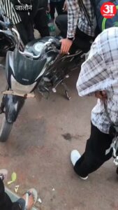 उरई:टिकट विवाद पर भड़के एआरएम, परीक्षार्थियों पर बरसाईं गालियां – Orai Arm Enraged Over Ticket Dispute Hurls Abuses At Examinees