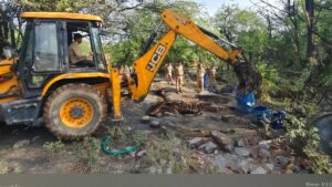 Jhansi:पुलिस ने जेसीबी से ढहाए कच्ची मदिरा बनाने में प्रयुक्त हौद व ड्रम, दो महिलाएं गिरफ्तार – Jhansi: Police Used A Jcb To Demolish Vats And Drums Used For Making Illicit Liquor
