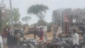 Jhansi:बहनोई के रस्सी से हाथ बांध सरेआम बेरहमी से पीटा, वीडियो हुआ वायरल, लहचूरा थाना क्षेत्र की घटना – Jhansi: Brother-in-law Slapped Publicly After His Hands Were Tied With A Rope; Video Goes Viral