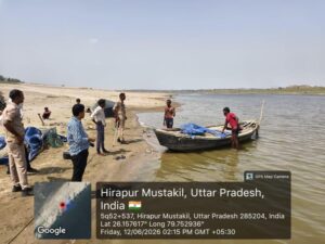 Jalaun News: मत्स्य विभाग की टीम ने यमुना में छापा मार तीन शिकारी दबोचे