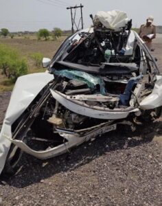 Jalaun News: 100 की रफ्तार बनी काल, डिवाइडर से टकराई कार, दो दोस्तों की मौत