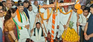 Jalaun News: वरिष्ठ कार्यकर्ताओं के घर पहुंचकर प्रदेश अध्यक्ष चौधरी ने किया सम्मानित