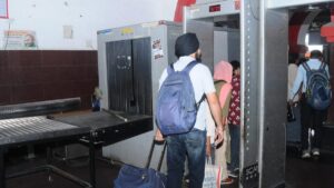 Jhansi:स्टेशन पर खराब स्कैनर मशीन की सुरक्षा में लगी आरपीएफ, बिना जांच खुलेआम निकल रहे यात्री – Jhansi: Rpf Personnel Manning A Faulty Scanner Machine At The Station