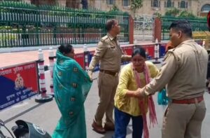 Lucknow:लोकभवन के सामने हरदोई से आई दो महिलाओं ने किया आत्मदाह का प्रयास – Lucknow: Two Women From Hardoi Attempted Self-immolation In Front Of Lok Bhawan.