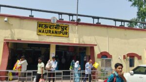 Jhansi:ट्रेन की चपेट में आने से युवक के पैर कटे, मऊरानीपुर स्टेशन के पास हुआ हादसा – Jhansi: Youth Loses Legs After Being Hit By A Train; Accident Occurred Near Mauranipur Station.