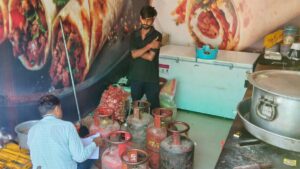 Jhansi:बेसमेंट में मिला पुस्तकालय, ऊपर धधकती मिलीं भट्टियां, निरीक्षण में छह घरेलू सिलिंडर भी पकड़े – Jhansi: Library Found In Basement With Blazing Furnaces Overhead