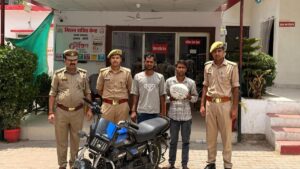 Jhansi:पुलिस के हत्थे चढ़े दो शातिर गांजा तस्कर, गैंगस्टर समेत दर्ज हैं कई मामले, चोरी की बाइक भी बरामद – Jhansi: Two Cunning Cannabis Smugglers Nabbed By Police; Multiple Cases, Including Under The Gangsters Ac