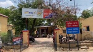 Jhansi:जामुन तोड़ने के विवाद में महिलाओं के बीच हुई मारपीट, सदर बाजार पुलिस ने दर्ज किया मामला – Jhansi: Women Clash Over Picking Jamun Fruit; Sadar Bazar Police Register A Case.