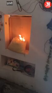 Video:मऊरानीपुर में रहस्यमयी आग से दहशत, पीड़ित बोला- अपने आप लग जाती है आग, तीन दिन में बीस से ज्यादा बार हो चुकी घटना – Video: Panic In Mauranipur Over Mysterious Fires; Victim Says The Fire Starts On Its Own.