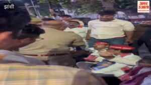 अखिलेश यादव की गिरफ्तारी की सूचना पर झांसी में सपाइयों का प्रदर्शन, कई नेता नवाबाद थाने में रोके गए – Sp Workers Staged A Protest In Jhansi Following News Of Akhilesh Yadav’s Arrest; Several Leaders Were Detained At The Nawabad Police Station.