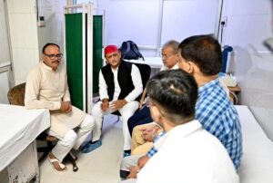 राजेंद्र चौधरी अस्पताल में भर्ती:एक साथ नजर आए डिप्टी सीएम ब्रजेश पाठक व अखिलेश यादव, नहीं दिखा विरोध का भाव – Deputy Cm Brajesh Pathak And Akhilesh Yadav Visit To See Sp Leader Rajendra Chaudhary In Hospital.
