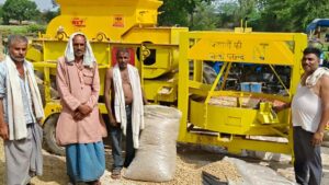 Jhansi:झमाझम बारिश से खिले किसानों के चेहरे, बुआई की तैयारियों में जुटे अन्नदाता – Jhansi: Farmers Beam With Joy Amidst Heavy Rainfall; Cultivators Busy Preparing For Sowing.