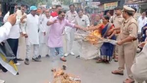 Jhansi:बुंदेलखंड राज्य की मांग को लेकर नौ सांसदों और 56 विधायकों का सामूहिक पुतला दहन, पुलिस से हुई झीना झपटी – Jhansi: Mass Effigy Burning Over The Demand For A Bundelkhand State; Scuffle With The Police.