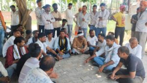 Jhansi:बिजली न मिलने से आक्रोशित किसानों ने सब स्टेशन पर किया प्रदर्शन, बोले- सूख रहीं हैं फसलें – Jhansi: Farmers, Enraged By The Lack Of Electricity, Staged A Protest At The Substation