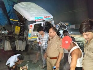 Jalaun News: डंपर का टायर फटा, पिचके केबिन में फंसे घायल