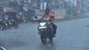 Up Weather News:पूर्वांचल में बारिश तो अवध में छाए रहेंगे बादल, यहां तेज हवाओं के साथ बरसात की चेतावनी – Rain In Purvanchal While Clouds Persist Over Awadh Warning Issued For Rain Accompanied By Winds In Region