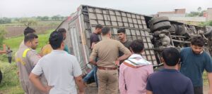 जालौन:झांसी-कानपुर हाईवे पर ब्रेक जाम होने से पलटी यात्री बस, 30 यात्रियों का रेस्क्यू, तीन घायल – Passenger Bus Overturns On Highway After Brake Failure Three Injured
